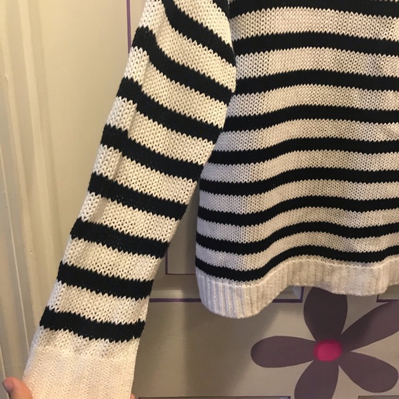 American Eagle navy white striped light sweater - Picture 6 of 6